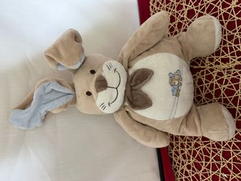 Noukie's Oscar & Léon Peluche lapin beige bleu train