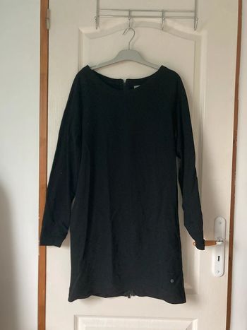 Robe pull noire avec fermeture dans le dos