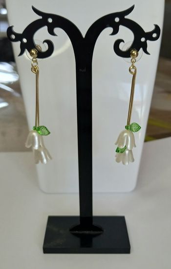 Boucles d'oreilles longues tiges fleurs clochette modèle 1