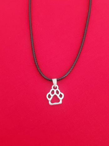 Collier cordon noir réglable patte empreinte animal