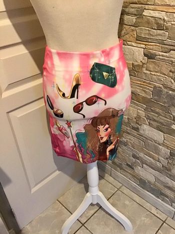 Jolie jupe taille 36/38 rose avec personnage