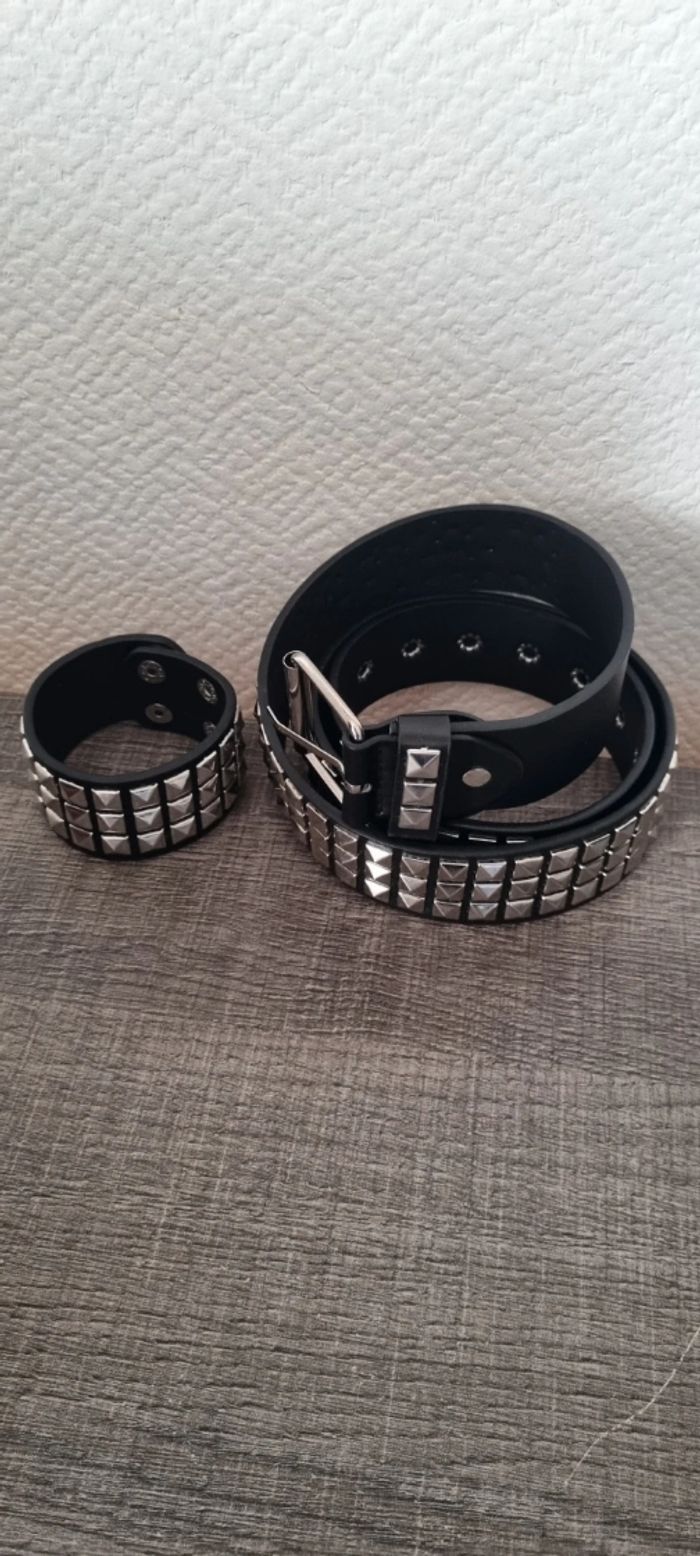 Lots ceinture cloutée punk gothique rock neuve avec bracelet cloutée punk gothique rock neuve!
