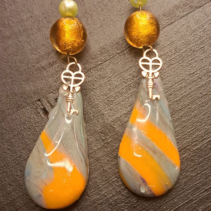 Boucles d'oreilles pendante pâte polymere gris et orange - photo numéro 7
