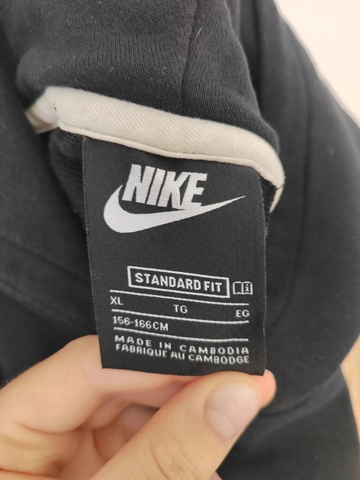 Sweat avec capuche Ecriture NIKE sur le devant Taille 156 - 166 cm Noir Excellent état - photo numéro 3