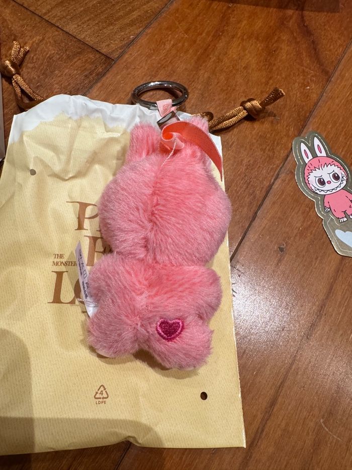 Labubu pin for love cœur secret - photo numéro 3