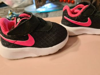 Basket. Bébé. Nike. Neuve. Noir, rose. Taille 17
