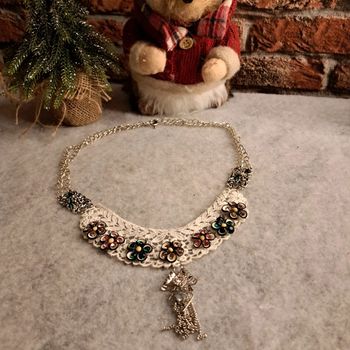 Collier plastron dentelle blanche et strass multicolore