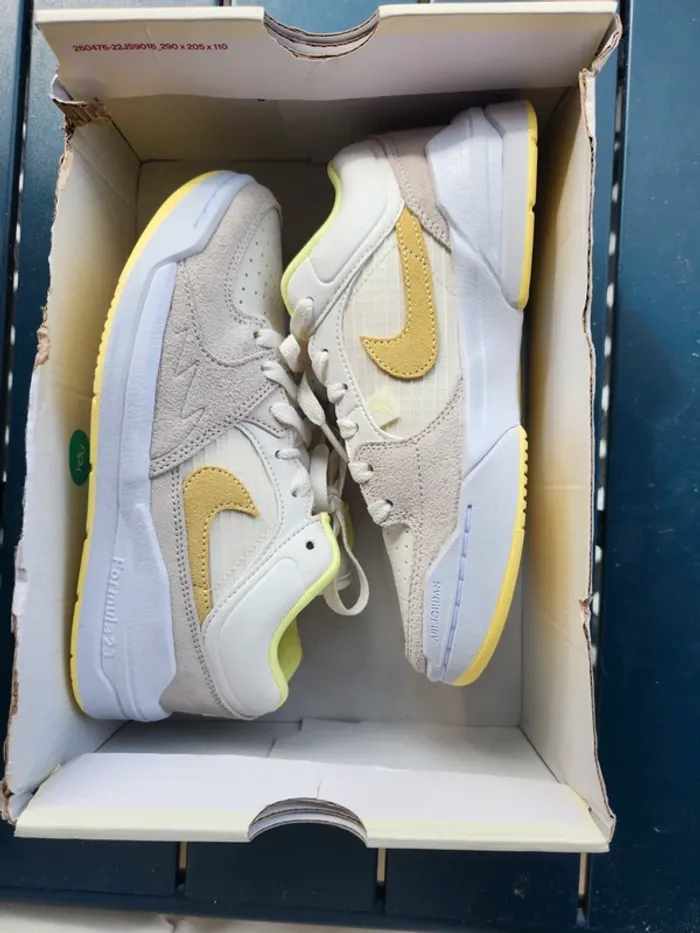 Jordan stadium 90 femme fille taille 36 neuves beige et jaune