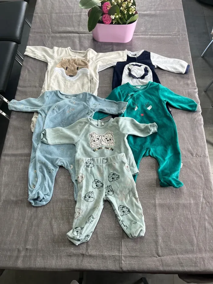 Lot de 5 pyjamas taille 6 mois