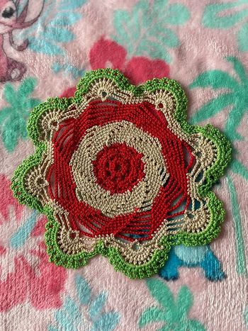 Napperon vert, rouge et beige