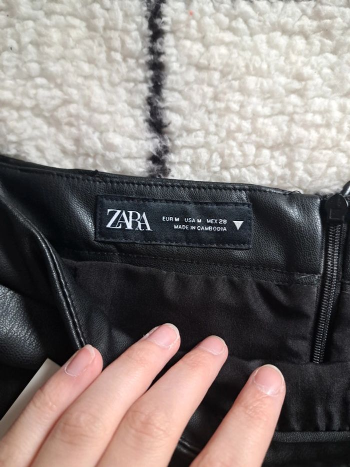 Mini-jupe simili cuir Zara taille M - photo numéro 3