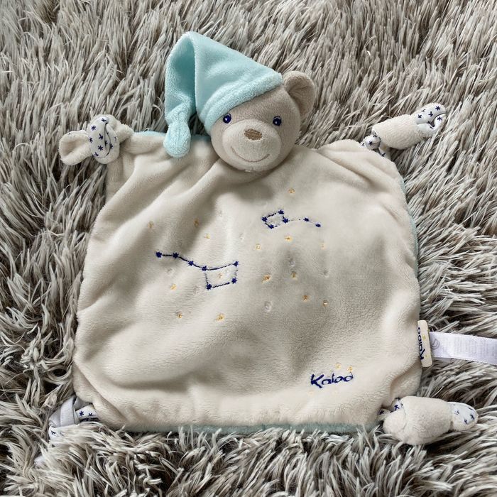 Doudou ours plat kaloo bonnet bleu constellation étoile