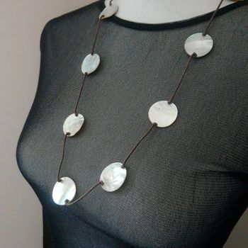 Collier Sautoir bohème perles de nacres plates