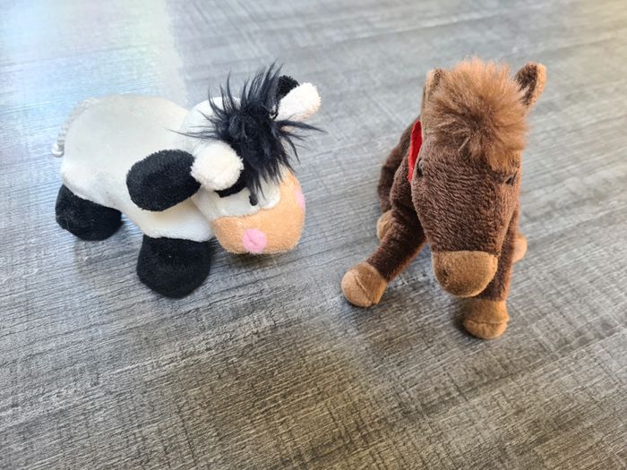 Peluches vache et cheval