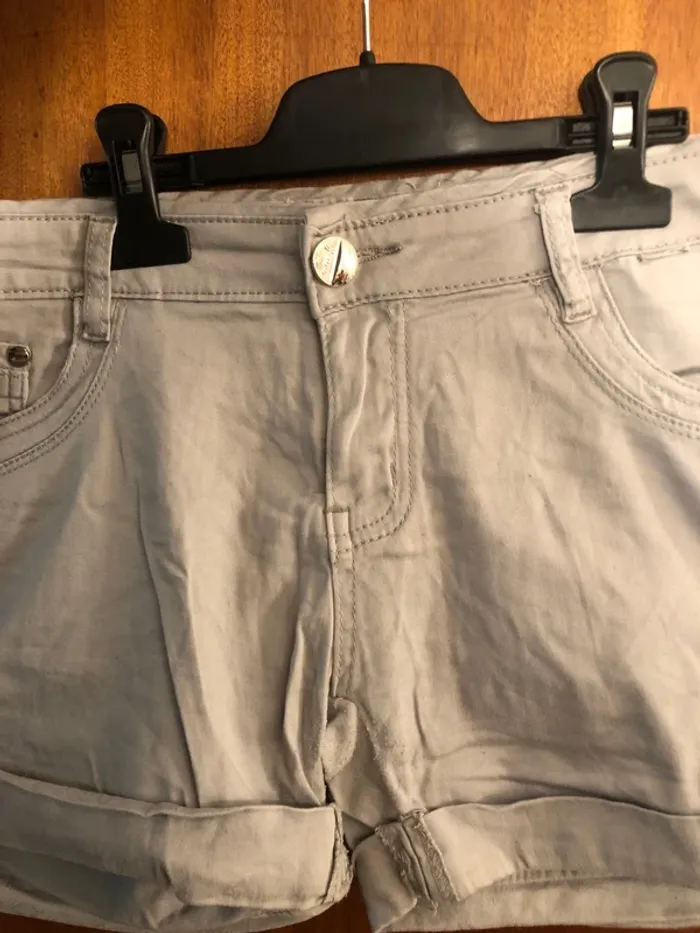 Short gris clair - photo numéro 2