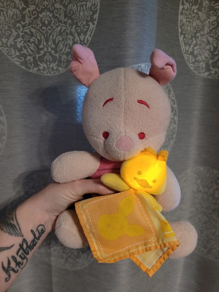Peluche porcinet avec doudou canard lumière et son Fischer price