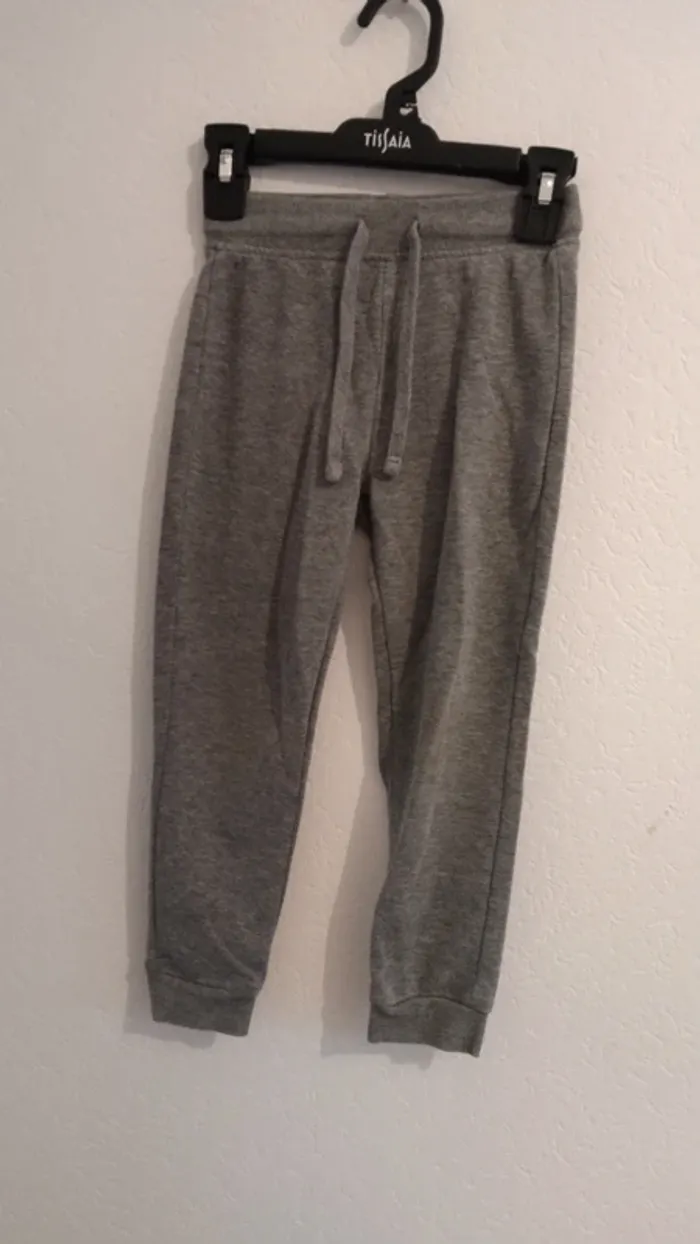 pantalon jogging gris kiabi garcon 5  ans - photo numéro 2