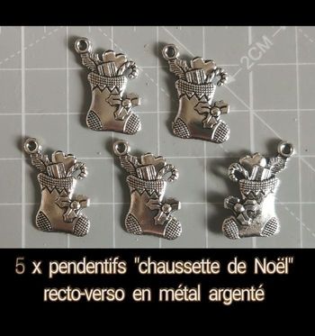 5 Pendentifs "chaussettes de Noël" en métal argenté.