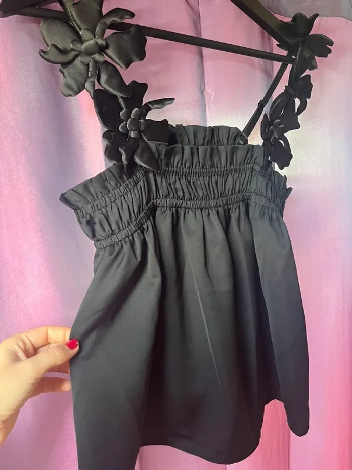 top satiné noir manches à fleurs - photo numéro 7