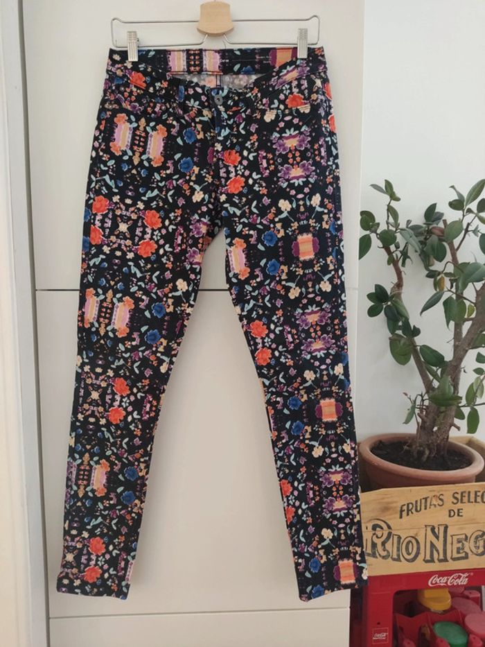 Jean Levi's modern Rise skinny demi curve fond noir et fleurs multicolores W27 L32