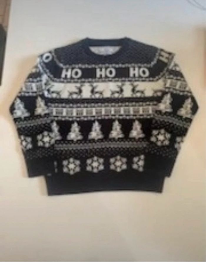 Pulls TRES BON ÉTAT pour garçon taille 7/8 ans couleurs noir et blanc thème de Noël 🦌 - photo numéro 5