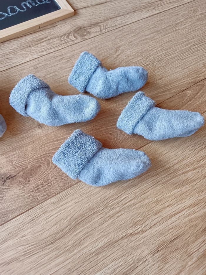 Lot chaussons + 3 paires de moufles - photo numéro 3