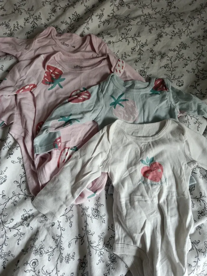 Lot de 4 bodies fraises Gémo 6 mois
