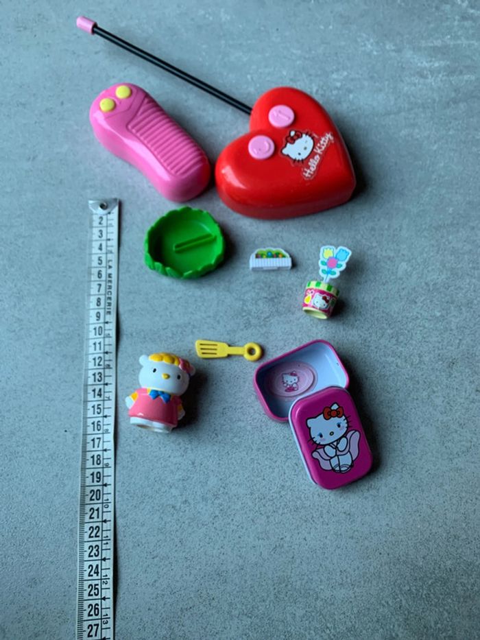 Lot en bras hello kitty dont une figurine et une boîte métal