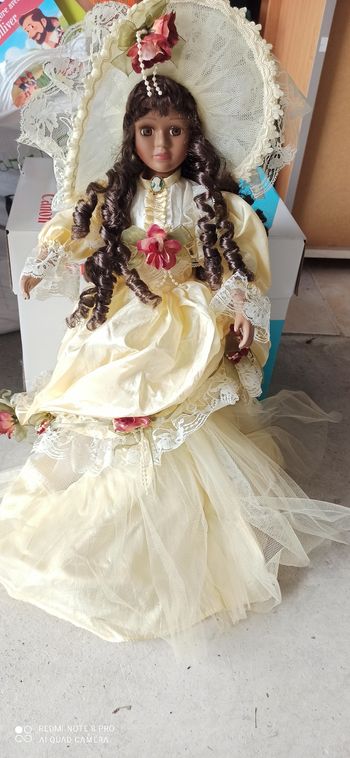 Poupee en porcelaine