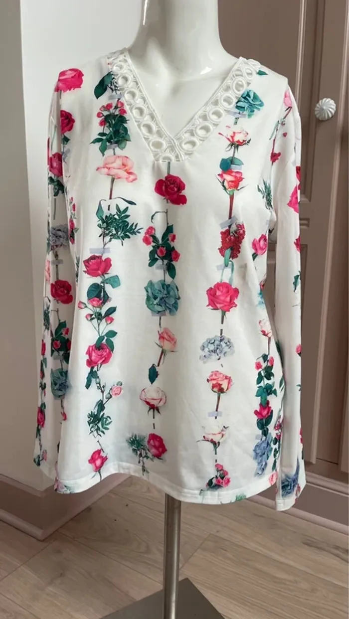 Blouse blanche avec fleurs - photo numéro 2