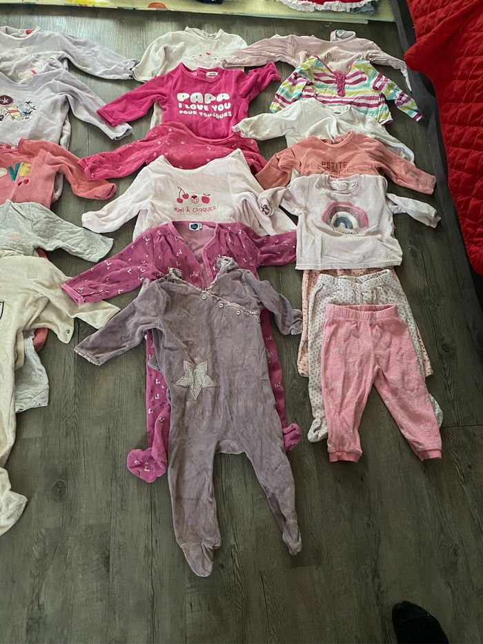Lot 22 pyjamas taille 18 mois - photo numéro 3