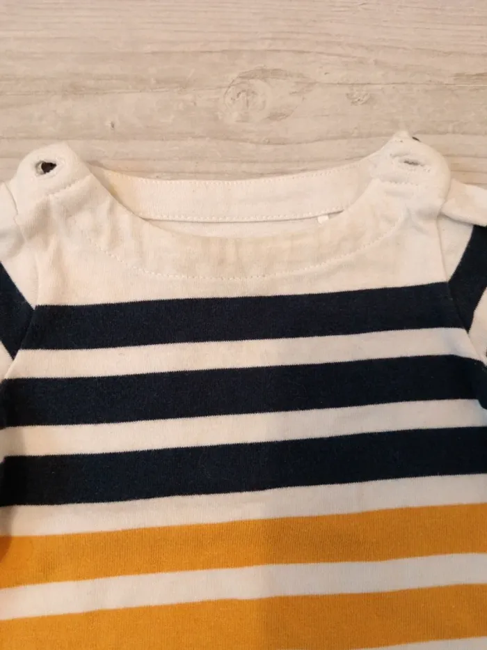 Lot bodies et tee shirt 6 mois - photo numéro 5