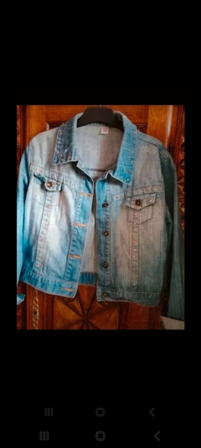 Veste en jean effet usé avec strass