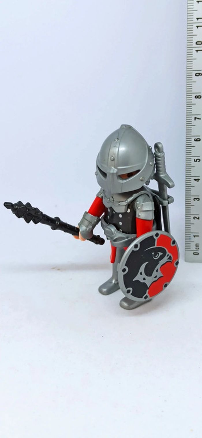 Homme chevalier motif faucon avec cape noire et deux armes playmobil