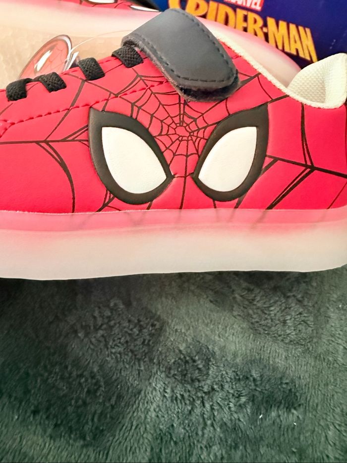 Basket Spiderman Marvel lumineux - photo numéro 3