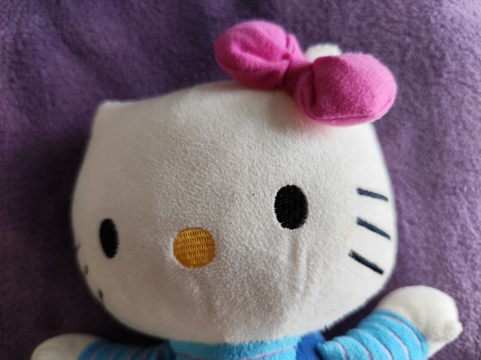 Peluche hello Kitty assise vêtement bleu noeud rose - photo numéro 8