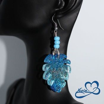 Boucles d'oreilles avec des feuilles bleues