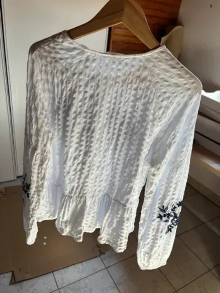 Blouse blanche brodée bleue stradivarius - photo numéro 4