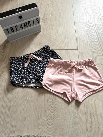 Lot de 2 shorts en coton 1 rose pâle et 1 marine à fleurs - 18 Mois