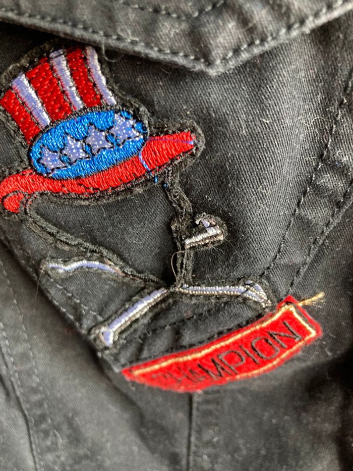 Superbe veste mi longue jamais portée, noire avec stickers taille S - photo numéro 4