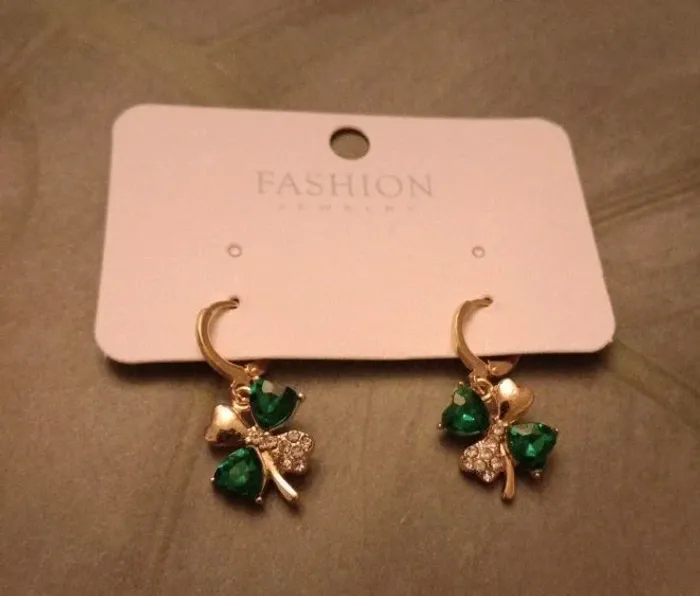 2 paires de boucles d'oreilles pierres strass