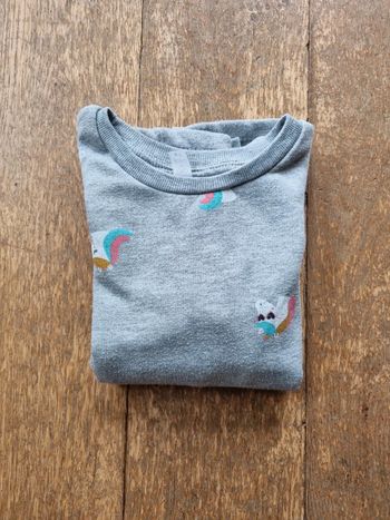 Sweat gris avec motifs licorne