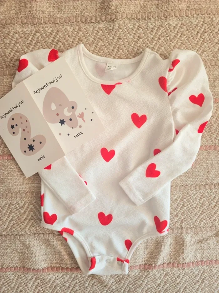 Body cœurs blanc et rouge neuf 24 mois