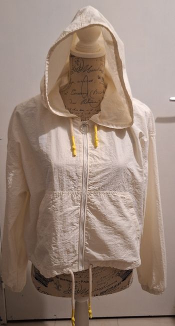Blouson court à capuche zippé couleur crème