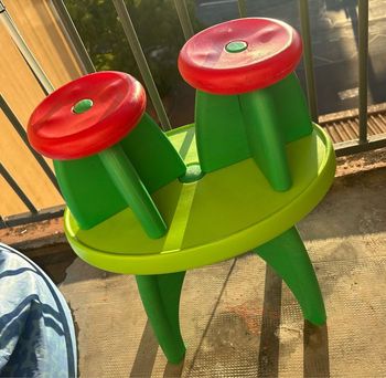 Table plastique enfants + 2 tabourets