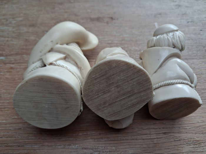 Bustes en albâtre, moines et instruments de musique - photo numéro 4