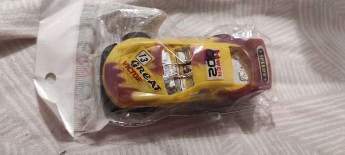 Petite voiture sous blister