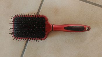 Brosse à cheveux rouge