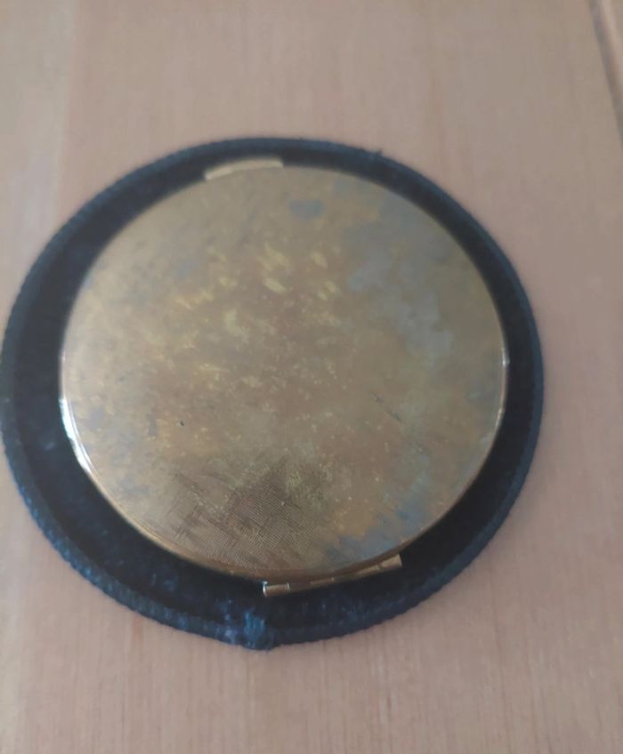 Poudrier miroir ancien doré de la marque KIGU années 1960 - photo numéro 3