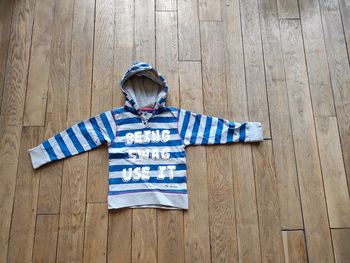 Sweat à capuche garçon taille 5 ans.